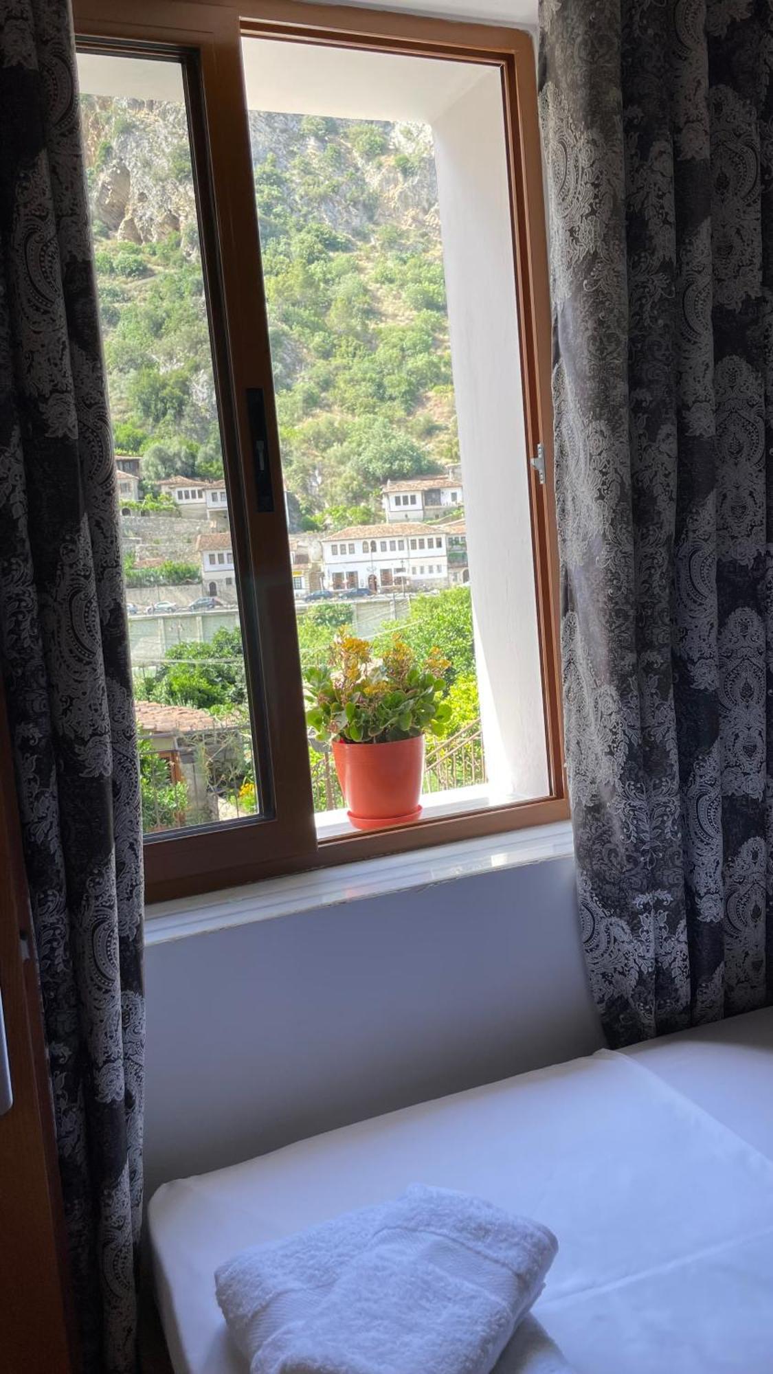 Meroli Guesthouse - Unesco Quarter بيرات المظهر الخارجي الصورة