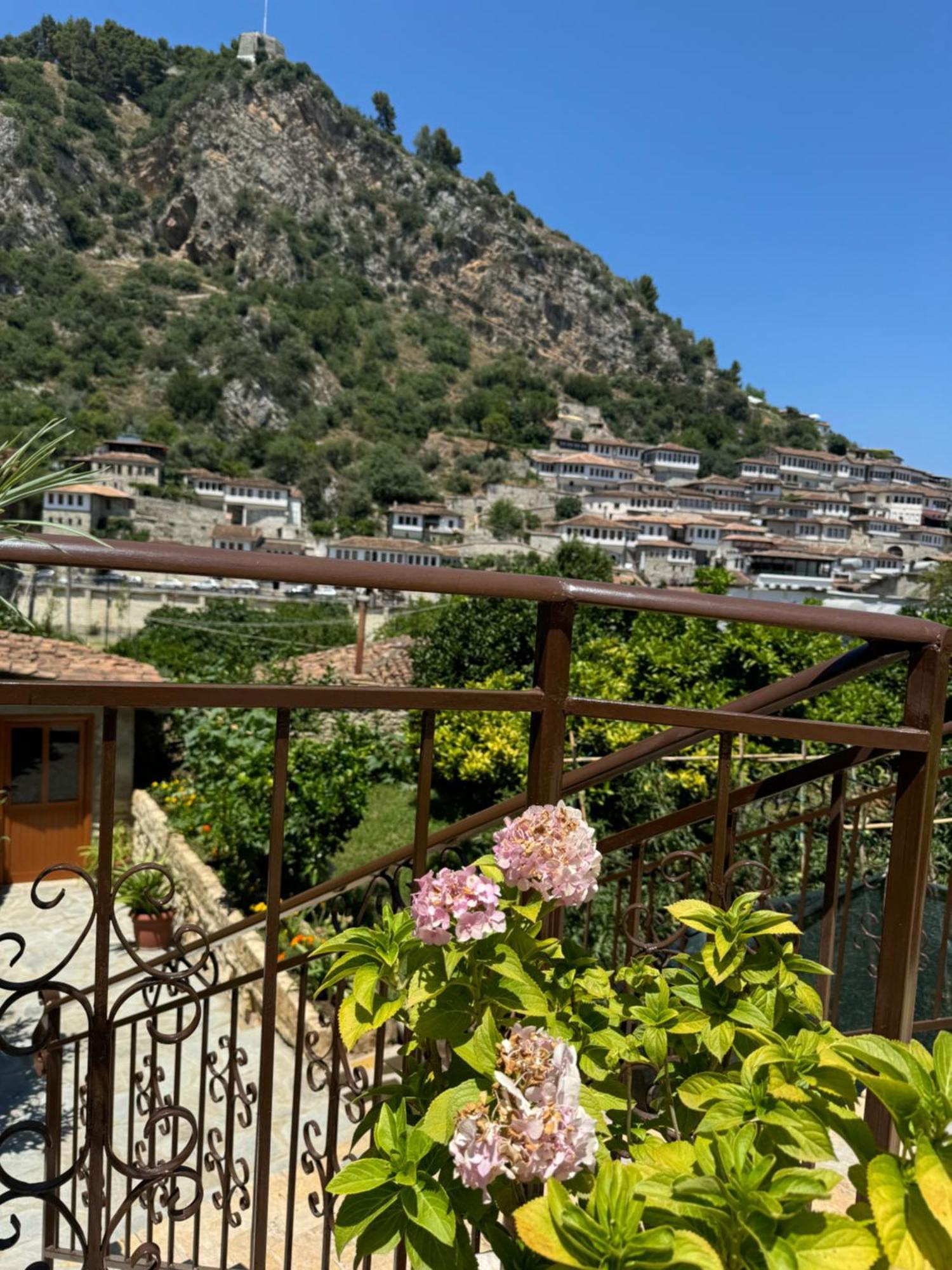 Meroli Guesthouse - Unesco Quarter بيرات المظهر الخارجي الصورة