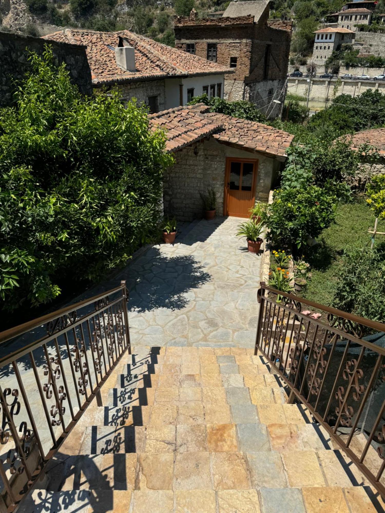 Meroli Guesthouse - Unesco Quarter بيرات المظهر الخارجي الصورة