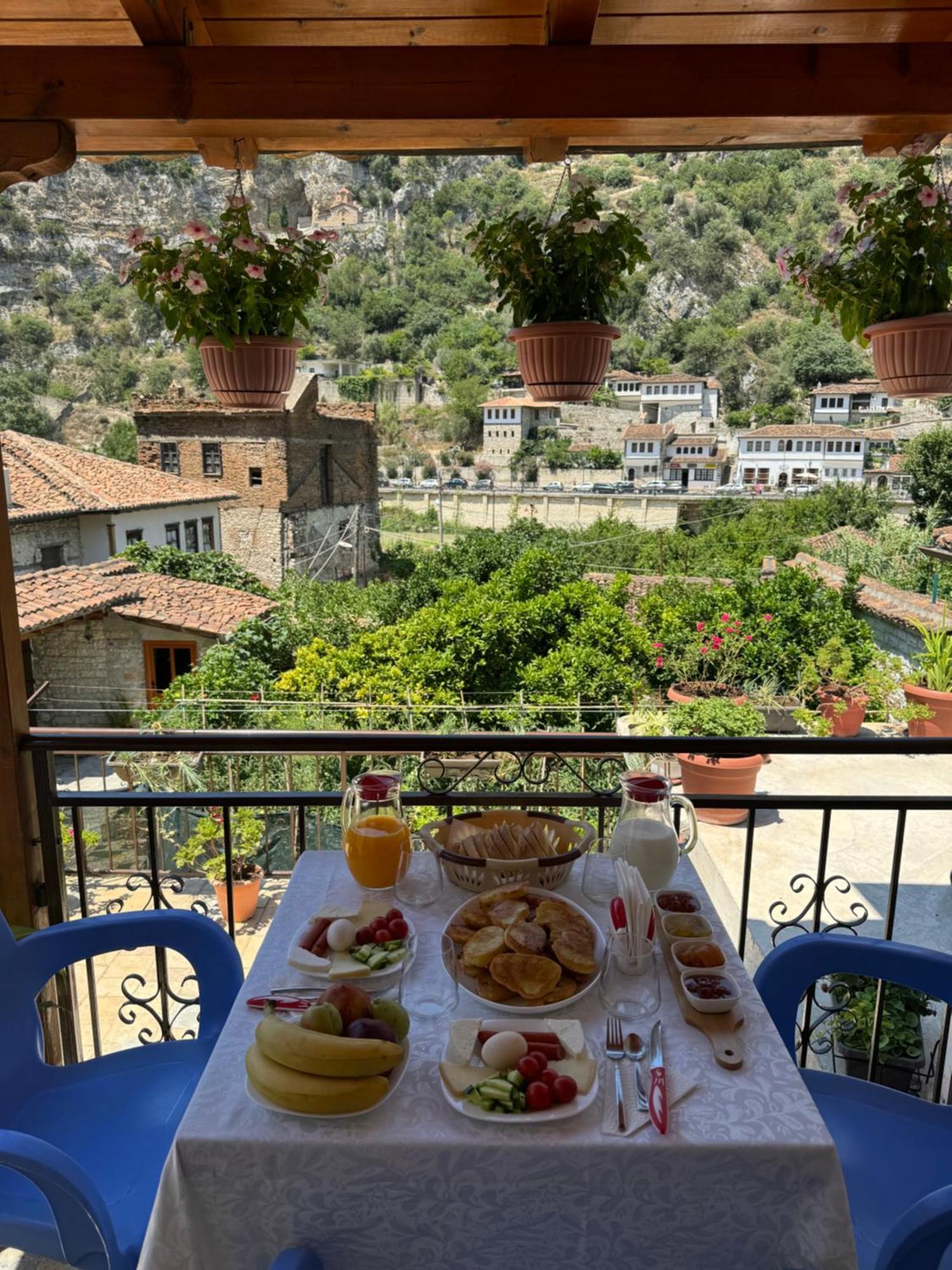 Meroli Guesthouse - Unesco Quarter بيرات المظهر الخارجي الصورة