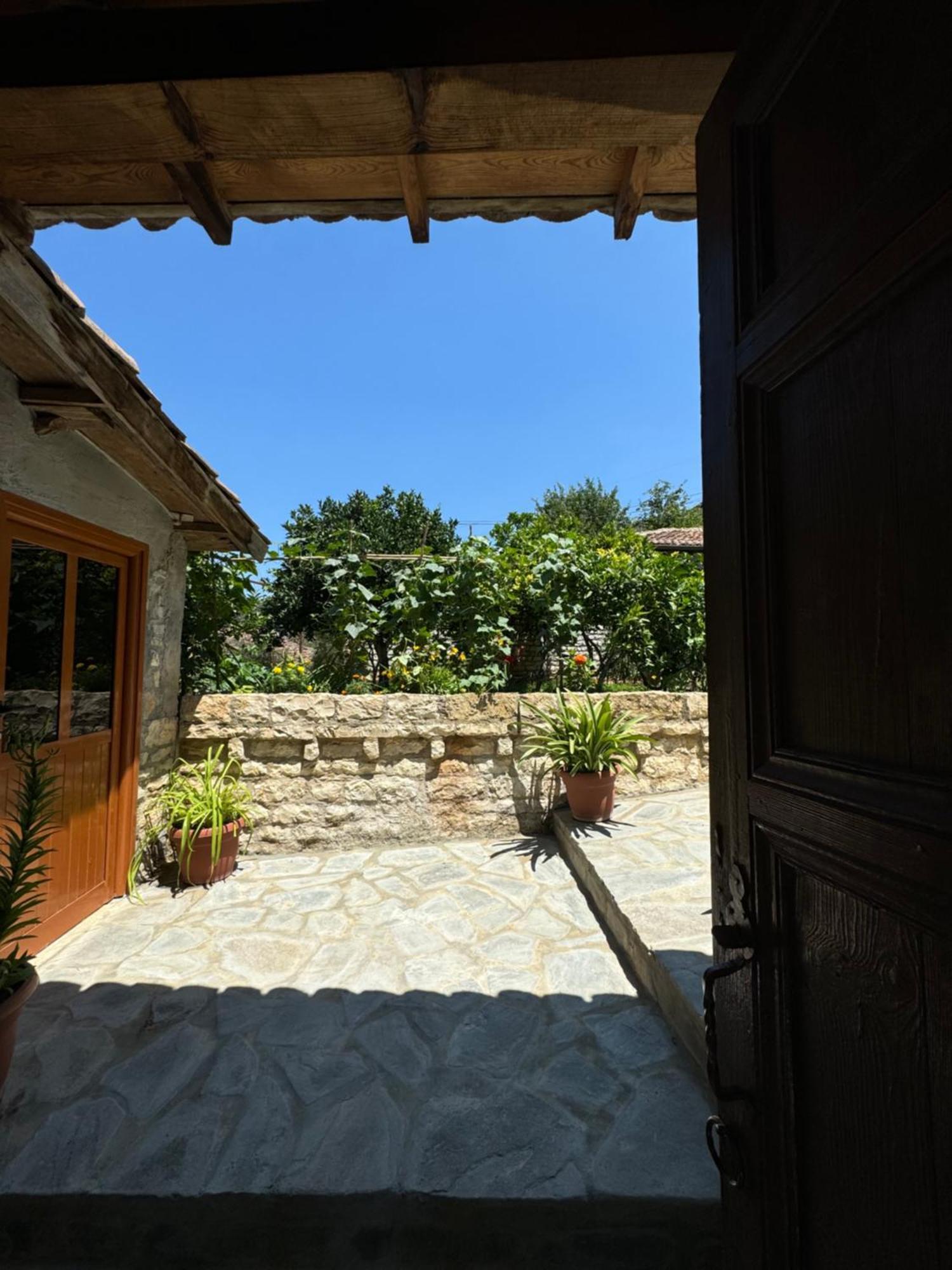 Meroli Guesthouse - Unesco Quarter بيرات المظهر الخارجي الصورة