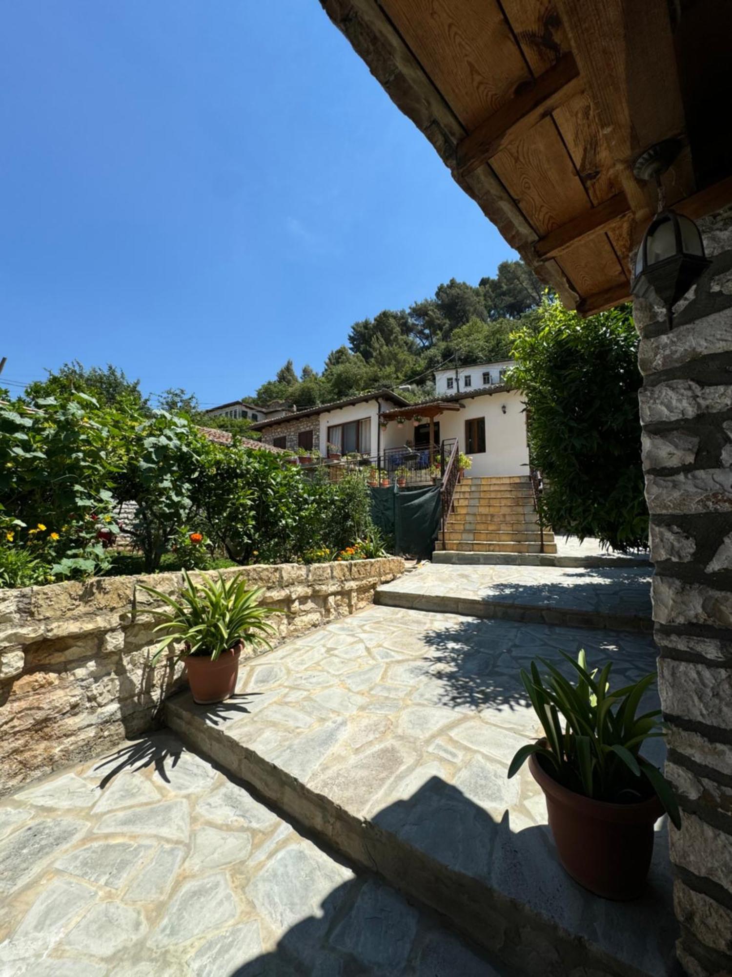 Meroli Guesthouse - Unesco Quarter بيرات المظهر الخارجي الصورة