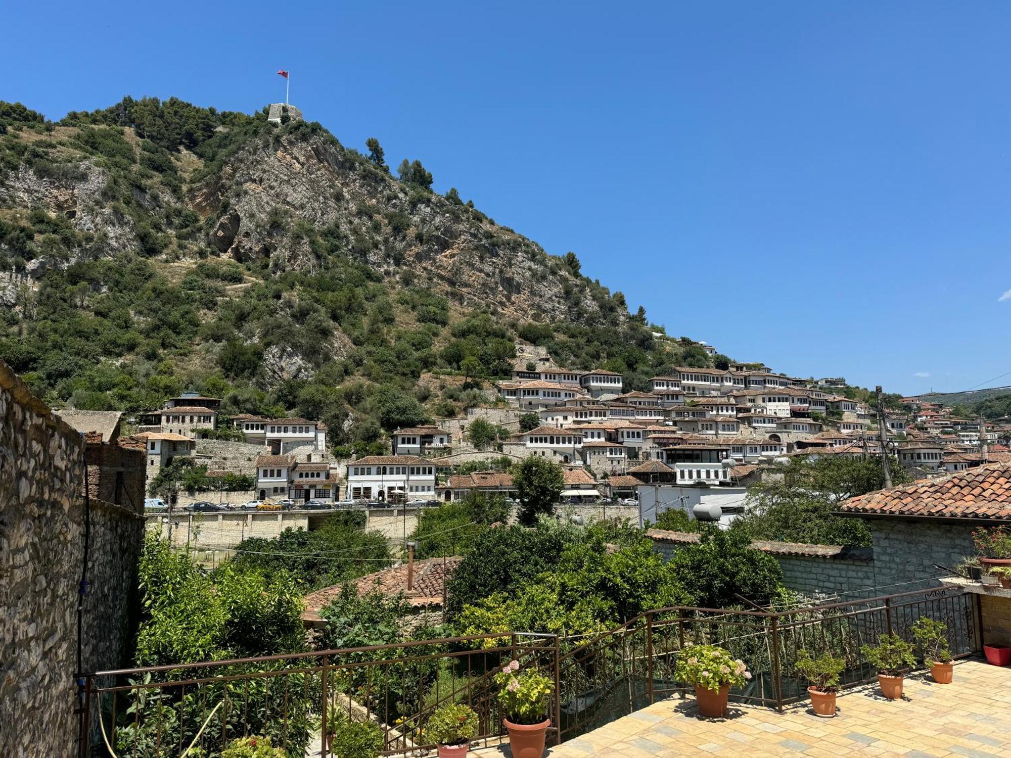 Meroli Guesthouse - Unesco Quarter بيرات المظهر الخارجي الصورة